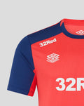 Close up of the jersey shoulder and chest showing blue sleeve red body 32Red logo and Umbro training badge