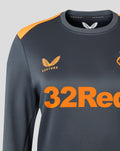 Close-up of chest showing the embroidered Rangers club crest on the left and bold orange 32Red sponsor across front
